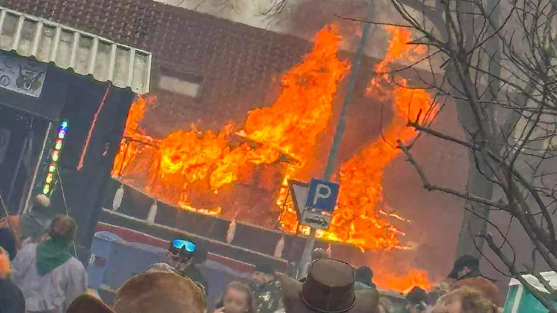 Im baden-württembergischen Kehl ist ein Faschingswagen in Brand geraten. - Bild: Marco Dürr/Einsatzreport24/dpa
