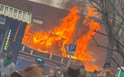 Im baden-württembergischen Kehl ist ein Faschingswagen in Brand geraten. - Foto: Marco Dürr/Einsatzreport24/dpa
