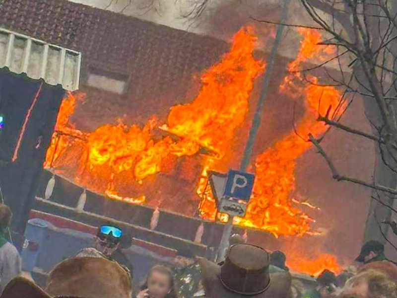 Im baden-württembergischen Kehl ist ein Faschingswagen in Brand geraten. - Foto: Marco Dürr/Einsatzreport24/dpa