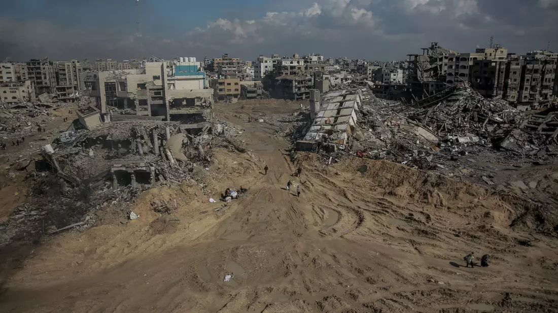 Ein Blick auf die Schäden im Bereich der Al-Maqousi-Türme, des Al-Mashtal-Hotels und der Al-Khalidi-Moschee nach dem Rückzug der israelischen Armee aus dem Norden der Stadt Gaza. - Bild: Omar Ishaq/dpa