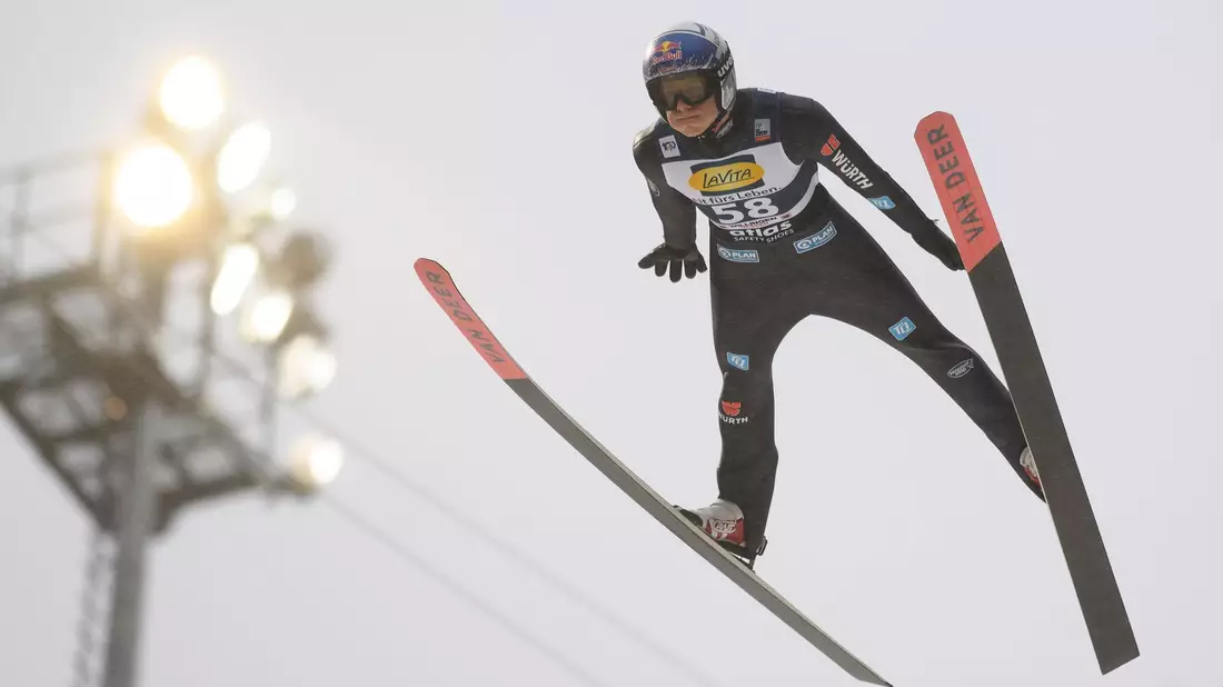 Andreas Wellinger holte sich zum Abschluss des Heimspringens in Willingen den Sieg. - Bild: Swen Pförtner/dpa