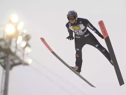 Andreas Wellinger holte sich zum Abschluss des Heimspringens in Willingen den Sieg. - Foto: Swen Pförtner/dpa