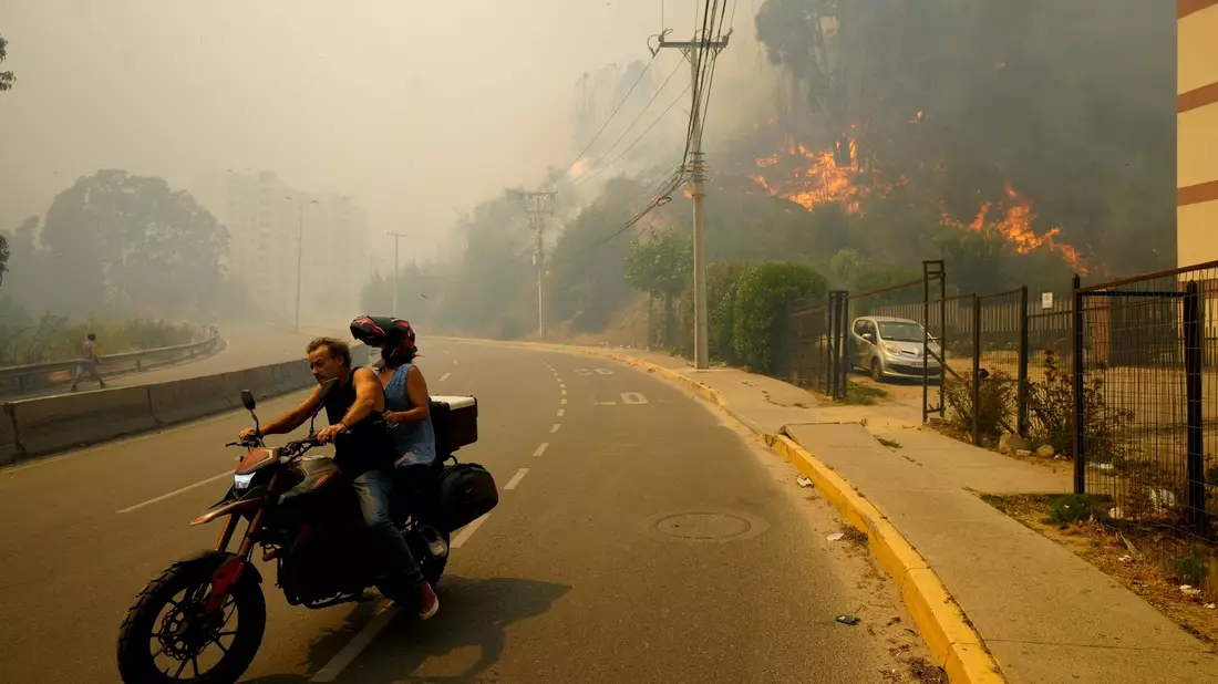 Flucht vor den Flammen. - Bild: Esteban Felix/AP