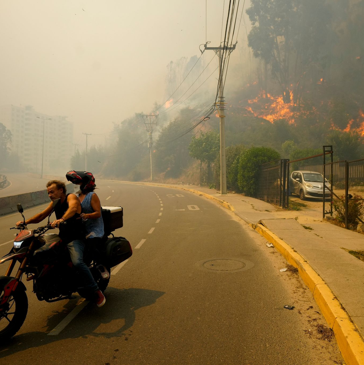 Flucht vor den Flammen. - Foto: Esteban Felix/AP