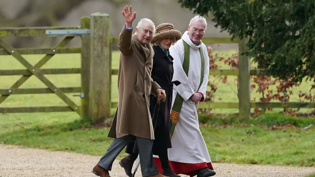 Der britische König Charles III. und Königin Camilla kommen zu einem Sonntagsgottesdienst in der St. Mary Magdalene Church. - Bild: Joe Giddens/PA Wire/dpa