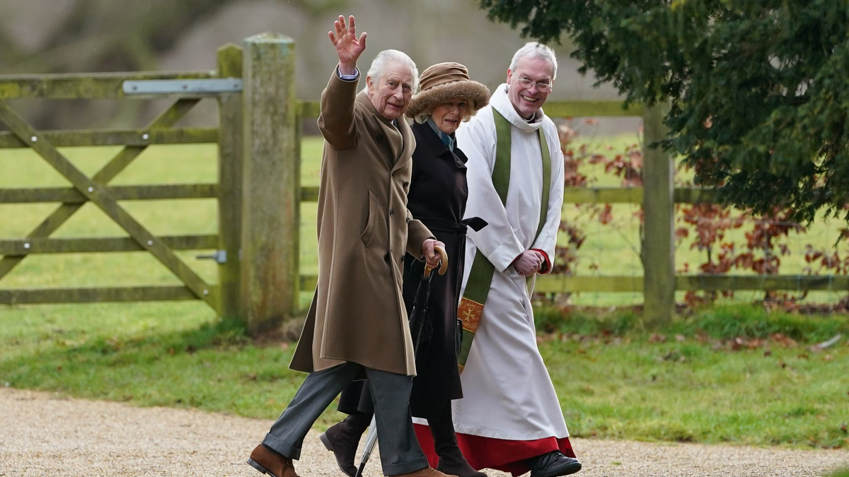 Der britische König Charles III. und Königin Camilla kommen zu einem Sonntagsgottesdienst in der St. Mary Magdalene Church. - Foto: Joe Giddens/PA Wire/dpa
