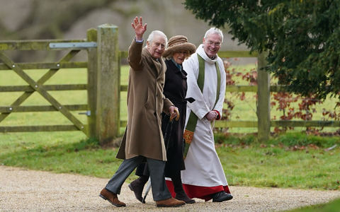 Der britische König Charles III. und Königin Camilla kommen zu einem Sonntagsgottesdienst in der St. Mary Magdalene Church. - Foto: Joe Giddens/PA Wire/dpa