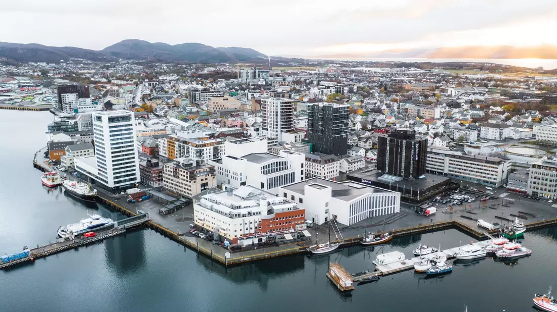Skyline von Bodø: Die Kulturhauptstadt nördlich des Polarkreises hat 54.000 Einwohner. - Bild: ---/Visit Bodø/dpa