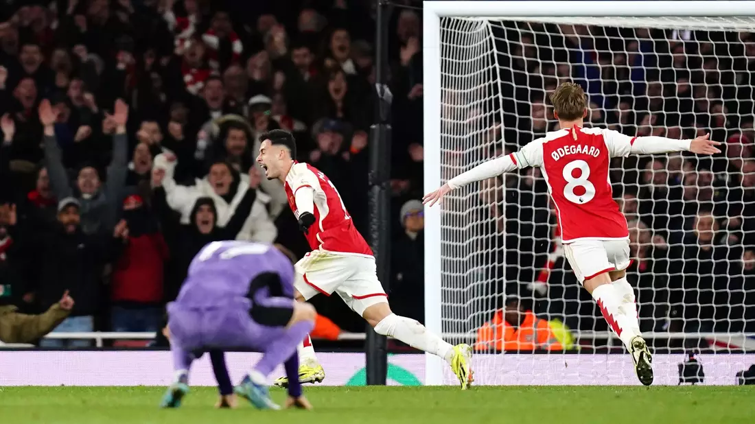 Arsenals Gabriel Martinelli (M) traf nach einem Missverständnis zwischen Alisson und Virgil van Dijk zum zwischenzeitlichen 2:1. - Bild: John Walton/PA Wire/dpa