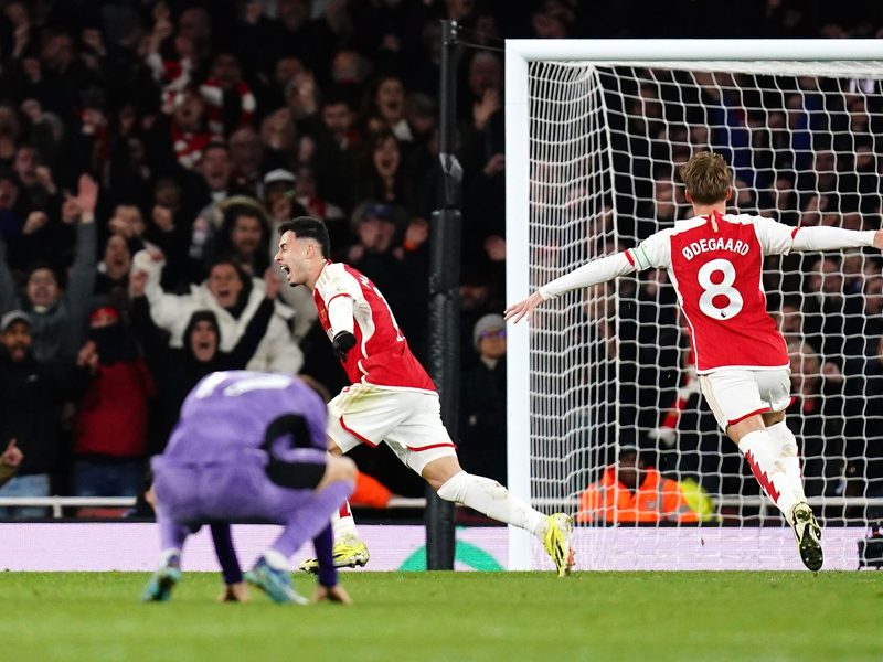 Arsenals Gabriel Martinelli (M) traf nach einem Missverständnis zwischen Alisson und Virgil van Dijk zum zwischenzeitlichen 2:1. - Foto: John Walton/PA Wire/dpa