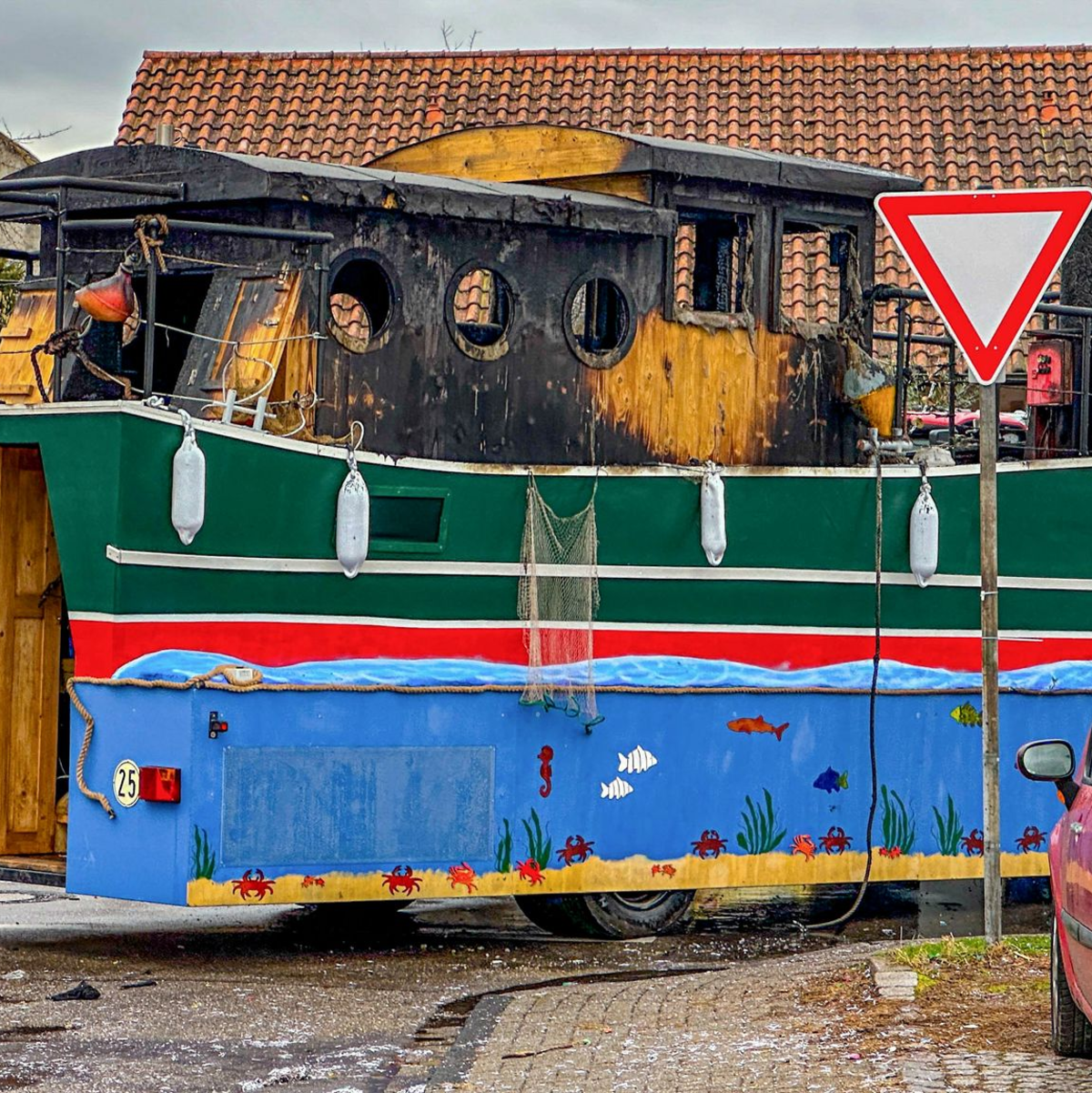 Rettungswagen in der Nähe der Unfallstelle. - Foto: Marco Dürr/Einsatzreport24/dpa