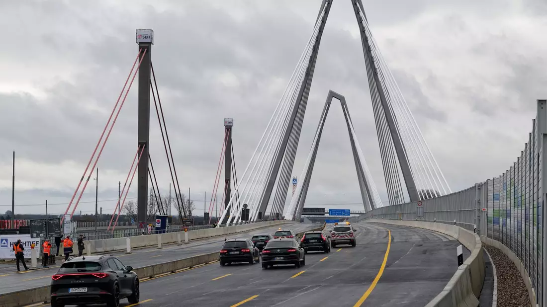 Die ersten Fahrzeuge fahren über die neue Leverkusener Brücke. - Bild: Henning Kaiser/dpa