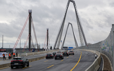 Die ersten Fahrzeuge fahren über die neue Leverkusener Brücke. - Foto: Henning Kaiser/dpa