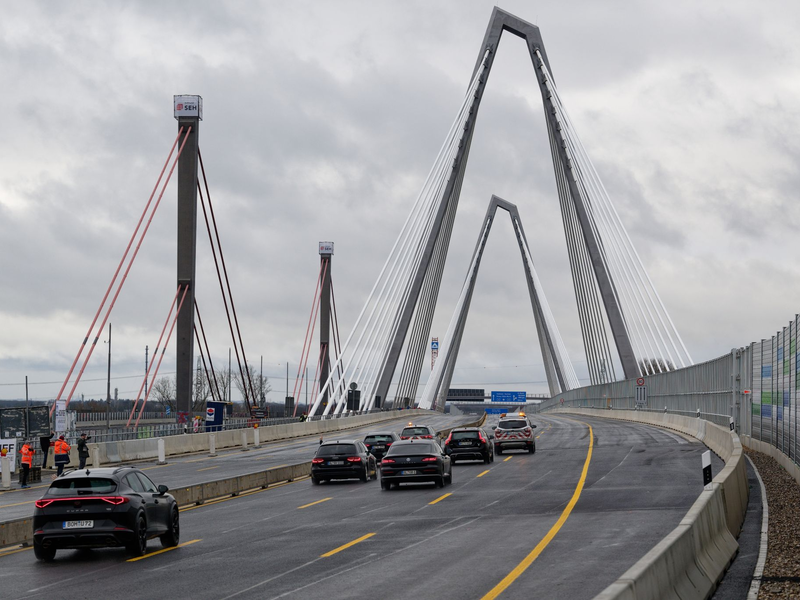 Die ersten Fahrzeuge fahren über die neue Leverkusener Brücke. - Foto: Henning Kaiser/dpa