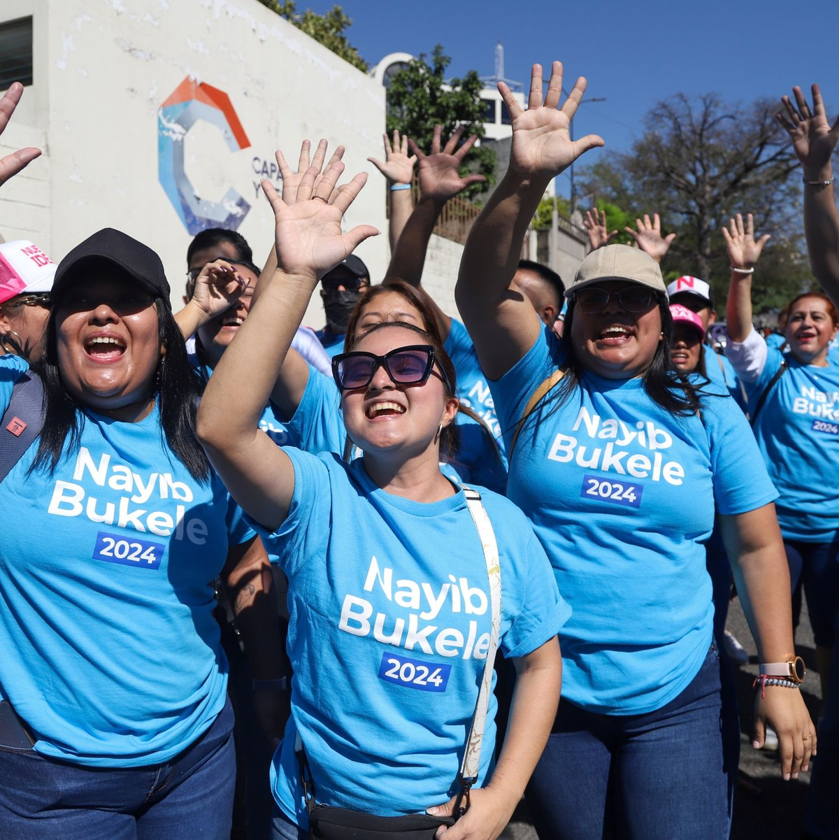 Anhänger von Präsident Bukele jubeln vor einem Wahllokal. - Foto: Salvador Melendez/AP/dpa