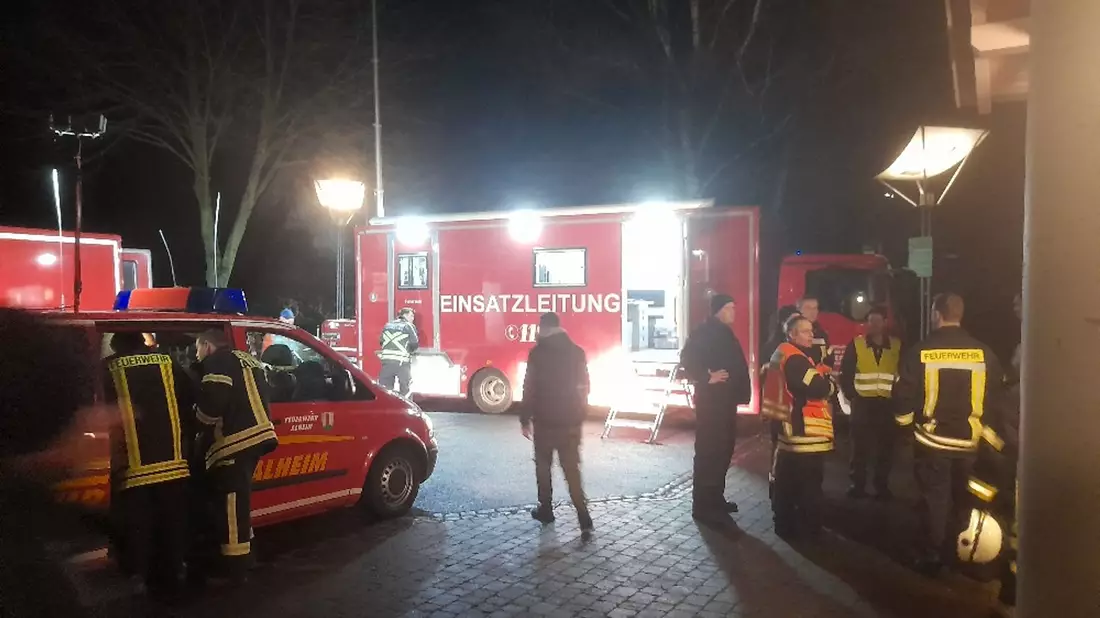 Polizei und Rettungskräfte suchen nach einem zweijährigen Jungen. - Bild: Medienkontor Fulda/dpa
