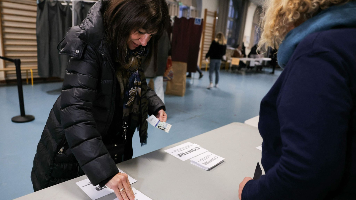 Die Pariser Bürgermeisterin Anne Hidalgo in einem Wahllokal. - Foto: Thomas Samson/AFP/dpa