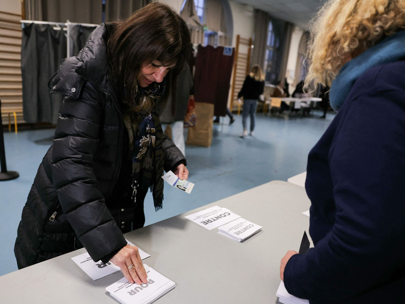 Die Pariser Bürgermeisterin Anne Hidalgo in einem Wahllokal. - Foto: Thomas Samson/AFP/dpa