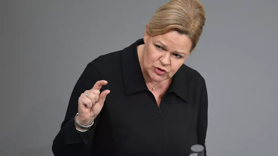 Bundesinnenministerin Nancy Faeser begrüßt die neuerlichen Demonstrationen gegen Rechtsextremismus. - Bild: Marco Rauch/dpa