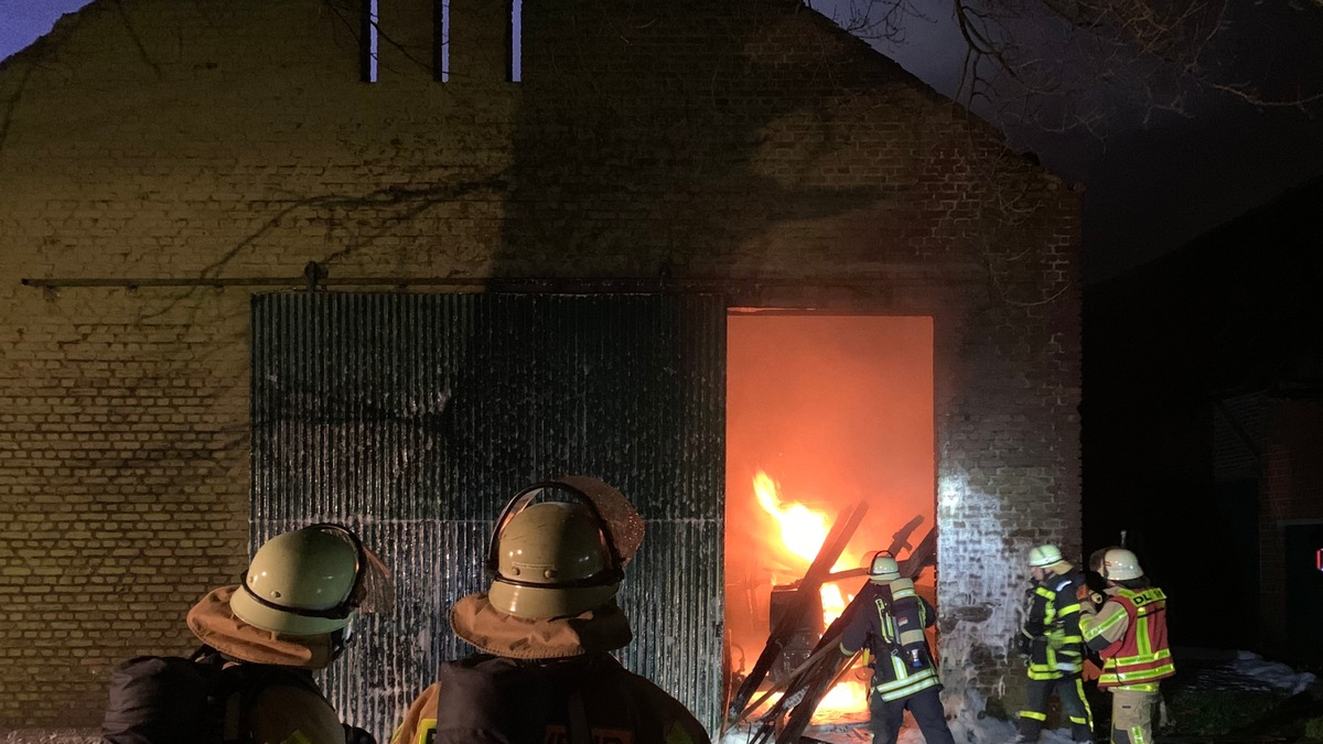 FW-GLA: Dacheinsturz nach Vollbrand einer Scheune - Foto: presseportal.de