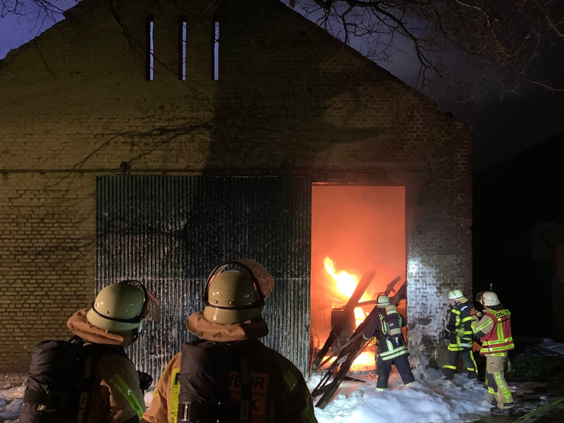 FW-GLA: Dacheinsturz nach Vollbrand einer Scheune - Foto: presseportal.de