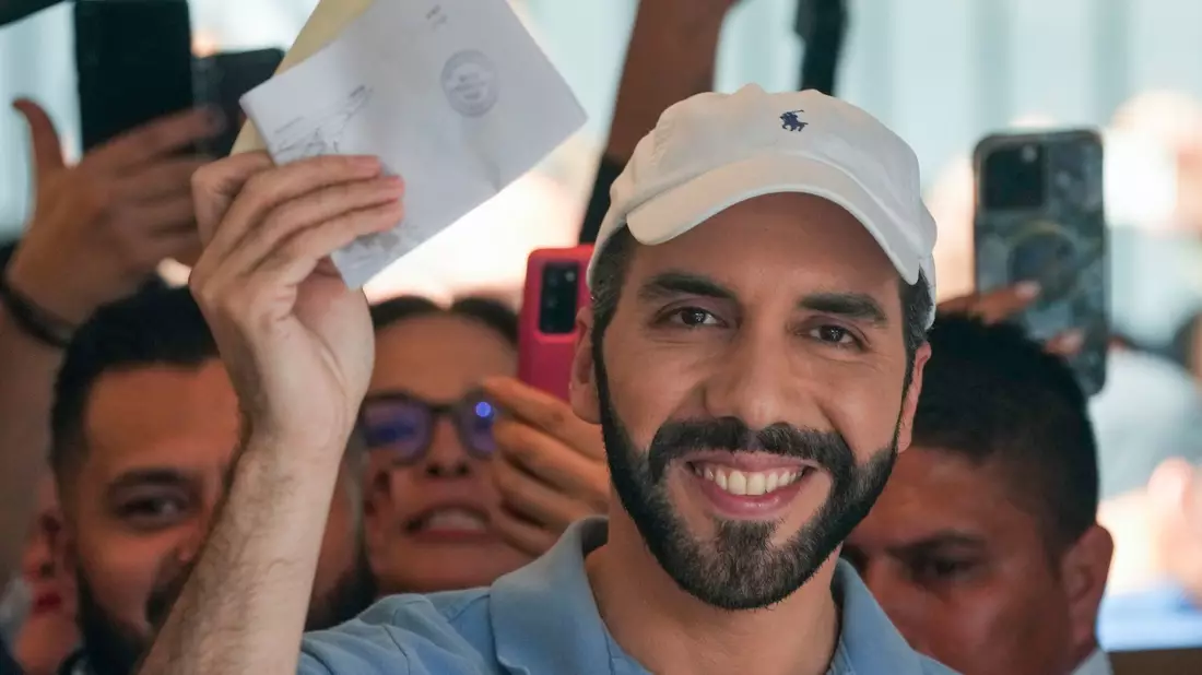 Der konservative Nayib Bukele, der seit 2019 regiert, ist für sein hartes Vorgehen gegen die Kriminalität und seinen autoritären Kurs bekannt. - Bild: Moises Castillo/AP/dpa