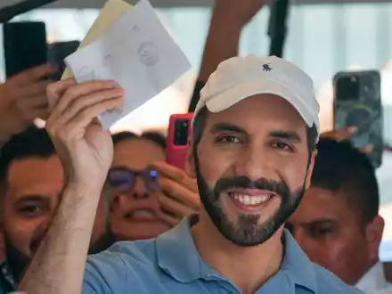 Der konservative Nayib Bukele, der seit 2019 regiert, ist für sein hartes Vorgehen gegen die Kriminalität und seinen autoritären Kurs bekannt. - Foto: Moises Castillo/AP/dpa