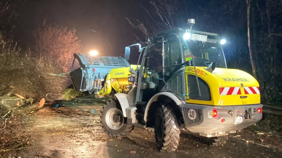 FW-EN: Umgestürzter Baum sorgt für zweistündigen Einsatz der Feuerwehr Hattingen - Bild: presseportal.de