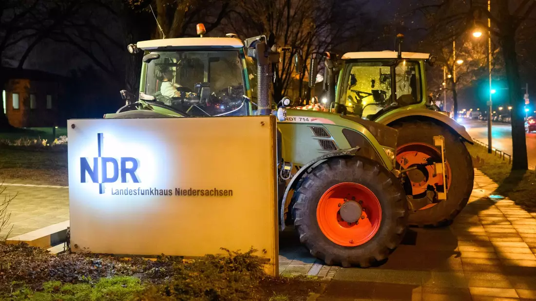 Nach Angaben der Protestanmelder protestieren Landwirte und der Mittelstand vor dem NDR, um stellvertretend alle Medien für die Berichterstattung über ähnliche Demonstrationen zu kritisieren. - Bild: Julian Stratenschulte/dpa