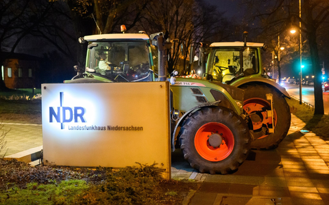 Nach Angaben der Protestanmelder protestieren Landwirte und der Mittelstand vor dem NDR, um stellvertretend alle Medien für die Berichterstattung über ähnliche Demonstrationen zu kritisieren. - Foto: Julian Stratenschulte/dpa