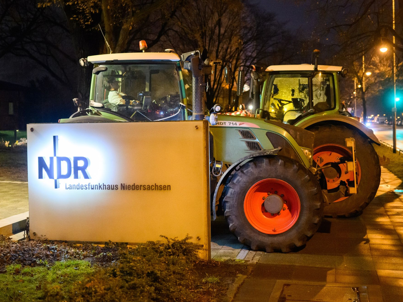 Nach Angaben der Protestanmelder protestieren Landwirte und der Mittelstand vor dem NDR, um stellvertretend alle Medien für die Berichterstattung über ähnliche Demonstrationen zu kritisieren. - Foto: Julian Stratenschulte/dpa