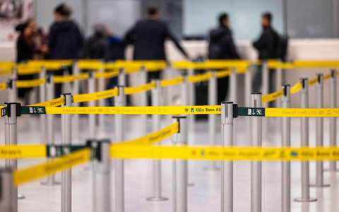 Seit der Corona-Pandemie gibt es deutlich weniger Fluggäste. - Foto: Thomas Banneyer/dpa