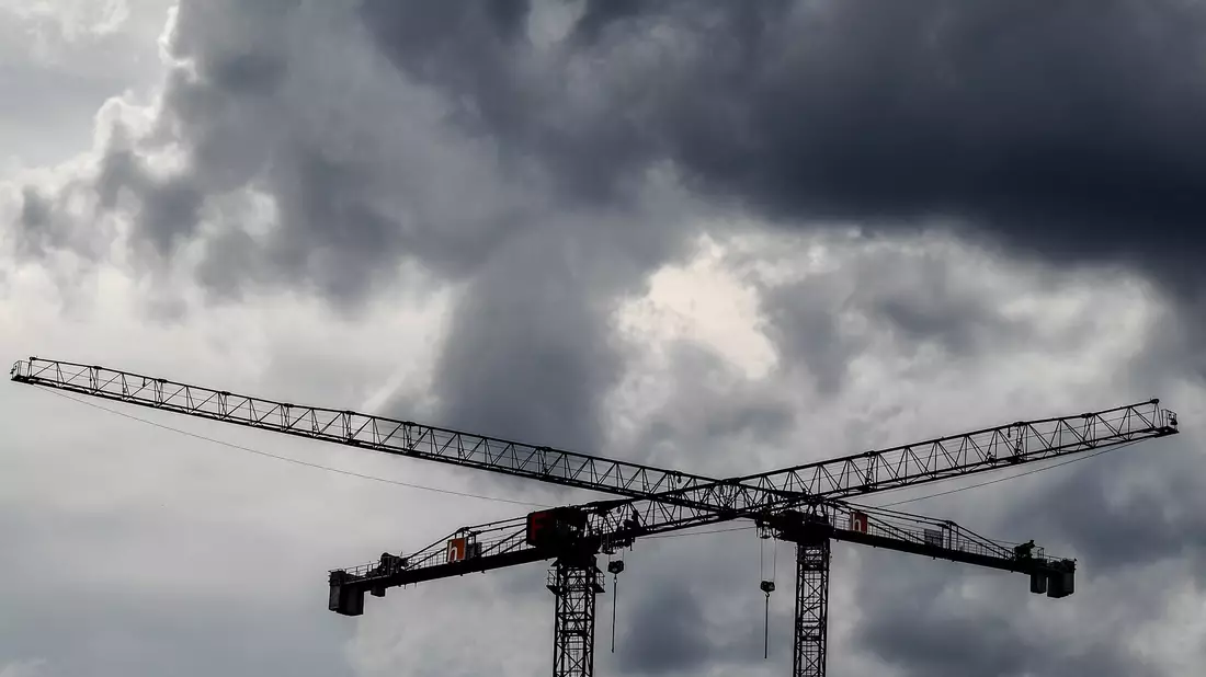 Nicht nur in der Bauindustrie klagt eine wachsende Zahl von Unternehmen über fehlende Aufträge. - Bild: Britta Pedersen/dpa-Zentralbild/dpa