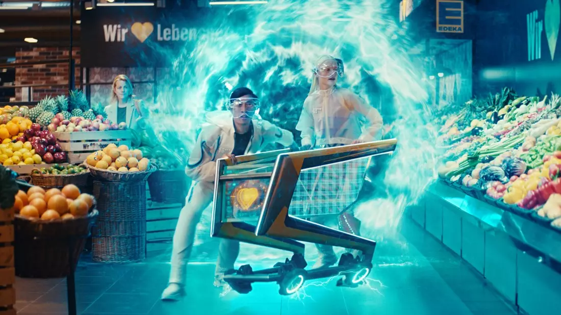 Mit EDEKA auf Zeitreise / Zur richtigen Zeit am richtigen Ort: Neue Kampagne zeigt Vielfalt zum besten Preis bei EDEKA - Bild: presseportal.de