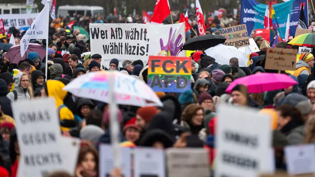 Zahlreiche Menschen sind am Wochenende in Berlin und anderen Städten gegen Rechtsextremismus auf die Straßen gegangen. - Bild: Christophe Gateau/dpa