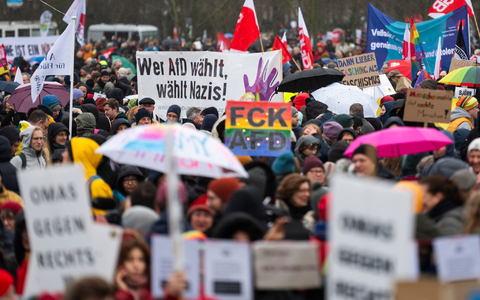 Zahlreiche Menschen sind am Wochenende in Berlin und anderen Städten gegen Rechtsextremismus auf die Straßen gegangen. - Foto: Christophe Gateau/dpa
