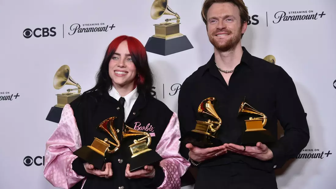 Billie Eilish und ihr Bruder Finneas arbeiten zusammen an ihrer Musik – nun haben beide auch eine gemeinsame Wahlempfehlung für Kamala Harris abgegeben. - Bild: Richard Shotwell/Invision/AP/dpa