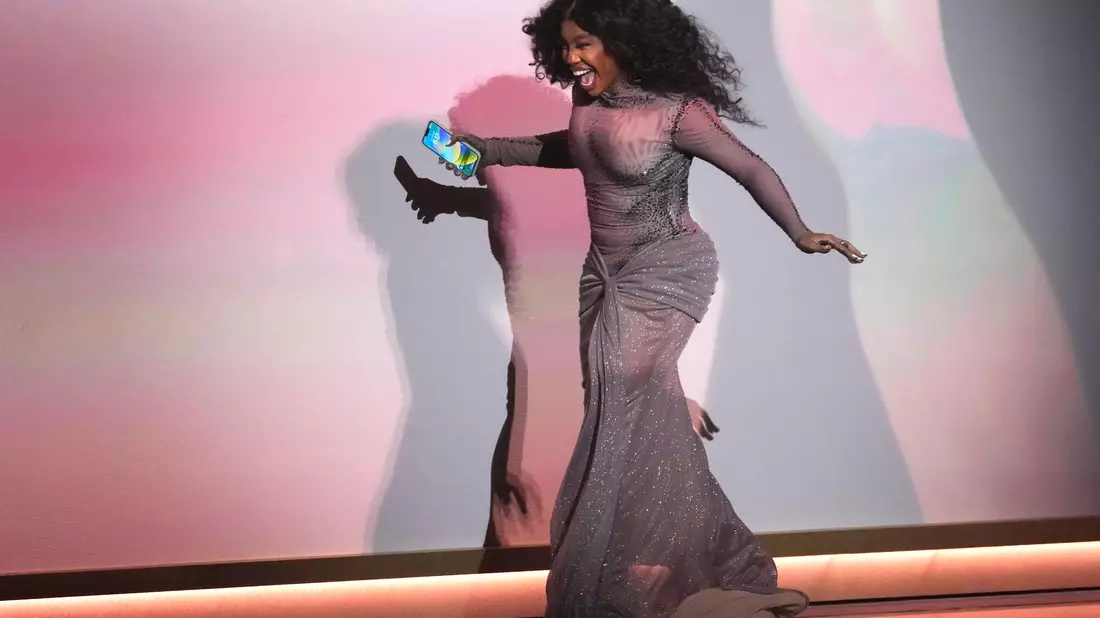 Sichtlich erfreut stürmt Sängerin SZA auf die Bühne um den Preis für den besten R&B-Song entgegenzunehmen. - Bild: Chris Pizzello/Invision/AP/dpa
