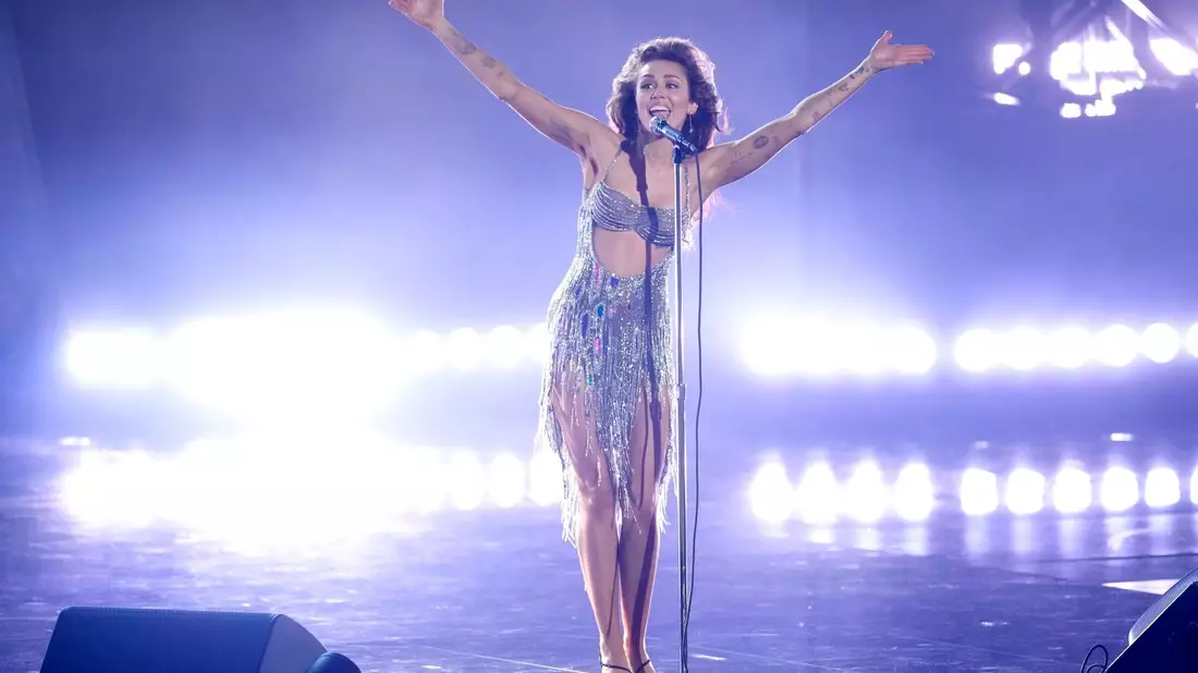 Miley Cyrus singt ihren Hit «Flowers» während der Verleihung der 66. jährlichen Grammy Awards. - Bild: Chris Pizzello/Invision/AP/dpa