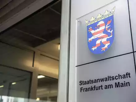 Ein ehemaliger Jugend-Fußballtrainer soll nach Angaben von Polizei und Staatsanwaltschaft sexuelle Übergriffe an minderjährigen Jungen begangen und ihnen Betäubungsmittel verabreicht haben. (Archivbild) - Foto: Boris Roessler/dpa