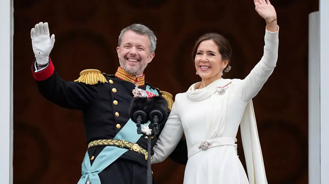 Dänemarks neues Königspaar: König Frederik X. und Dänemarks Königin Mary auf dem Balkon von Schloss Christiansborg. - Bild: Martin Meissner/AP/dpa
