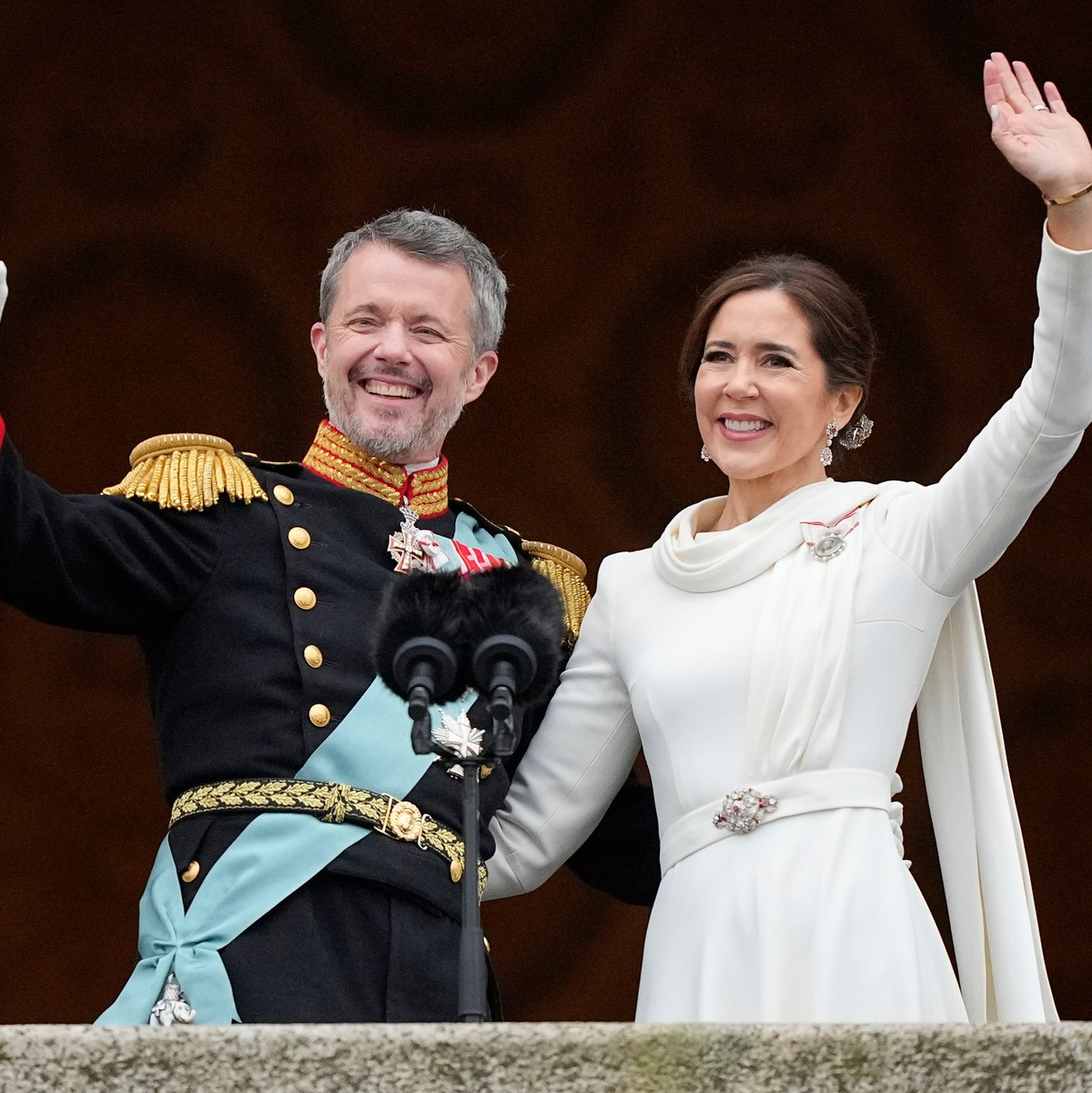 Dänemarks neues Königspaar: König Frederik X. und Dänemarks Königin Mary auf dem Balkon von Schloss Christiansborg. - Foto: Martin Meissner/AP/dpa