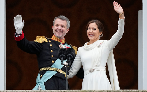 Dänemarks neues Königspaar: König Frederik X. und Dänemarks Königin Mary auf dem Balkon von Schloss Christiansborg. - Foto: Martin Meissner/AP/dpa