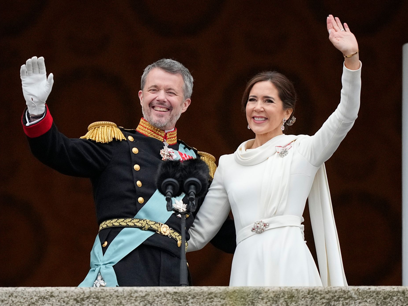 Dänemarks neues Königspaar: König Frederik X. und Dänemarks Königin Mary auf dem Balkon von Schloss Christiansborg. - Foto: Martin Meissner/AP/dpa