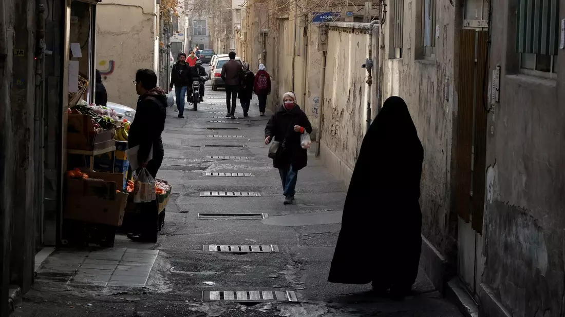 Passanten im Süden Teherans: Im Iran gelten strenge Kleidungsvorschriften. Immer wieder werden Frauen bei Verstößen hart bestraft. (Symbolbild) - Bild: Rouzbeh Fouladi/ZUMA/dpa