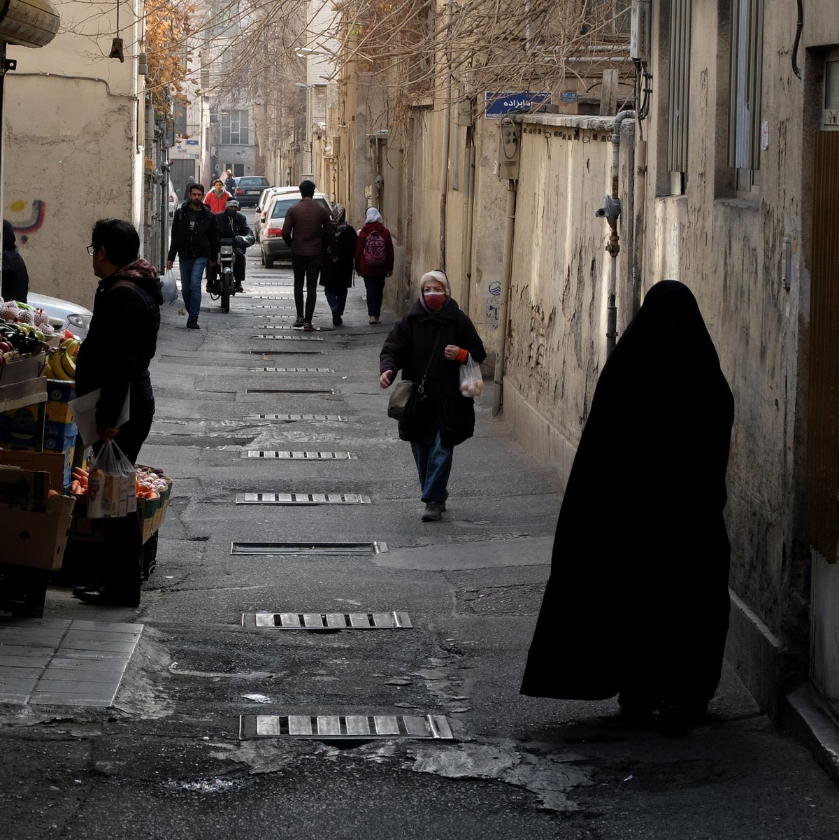 Passanten im Süden Teherans: Im Iran gelten strenge Kleidungsvorschriften. Immer wieder werden Frauen bei Verstößen hart bestraft. (Symbolbild) - Foto: Rouzbeh Fouladi/ZUMA/dpa