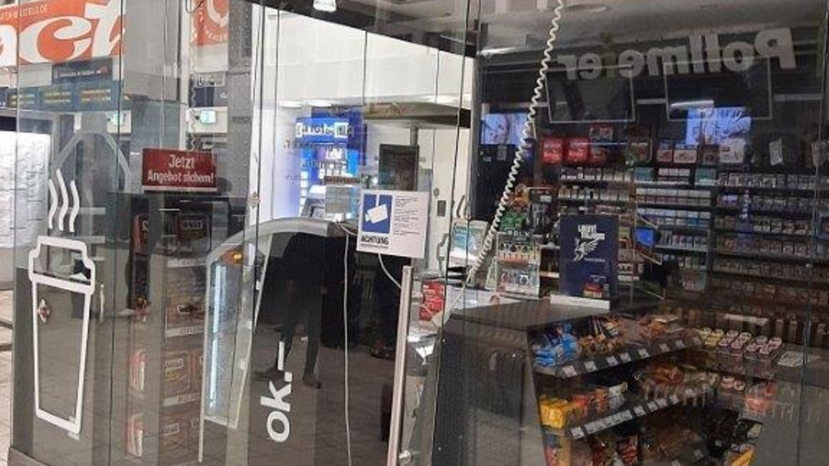 BPOL NRW: Glastür aus der Verankerung gerissen - 34-Jähriger stiehlt gleich zweimal Getränke aus Bahnhofsgeschäft - Foto: presseportal.de
