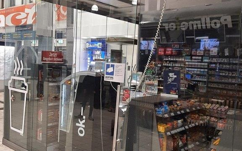 BPOL NRW: Glastür aus der Verankerung gerissen - 34-Jähriger stiehlt gleich zweimal Getränke aus Bahnhofsgeschäft - Foto: presseportal.de