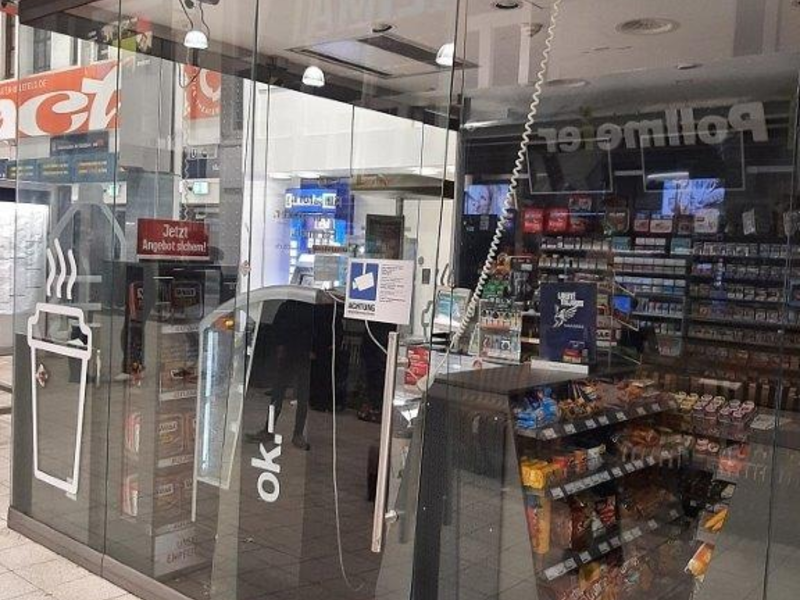 BPOL NRW: Glastür aus der Verankerung gerissen - 34-Jähriger stiehlt gleich zweimal Getränke aus Bahnhofsgeschäft - Foto: presseportal.de