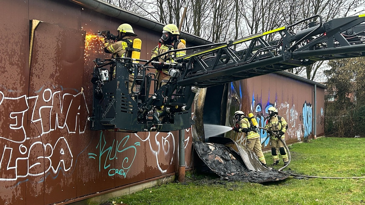 FF Goch: Feuer in leerstehender Skaterhalle - Foto: presseportal.de